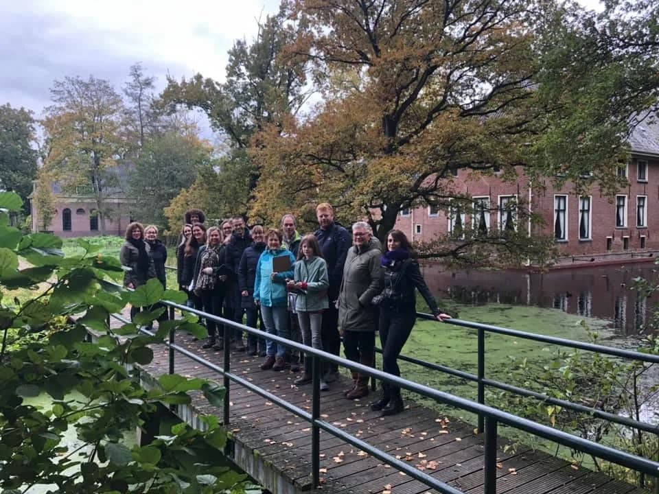Groep op de brug bij een borg in de herfst