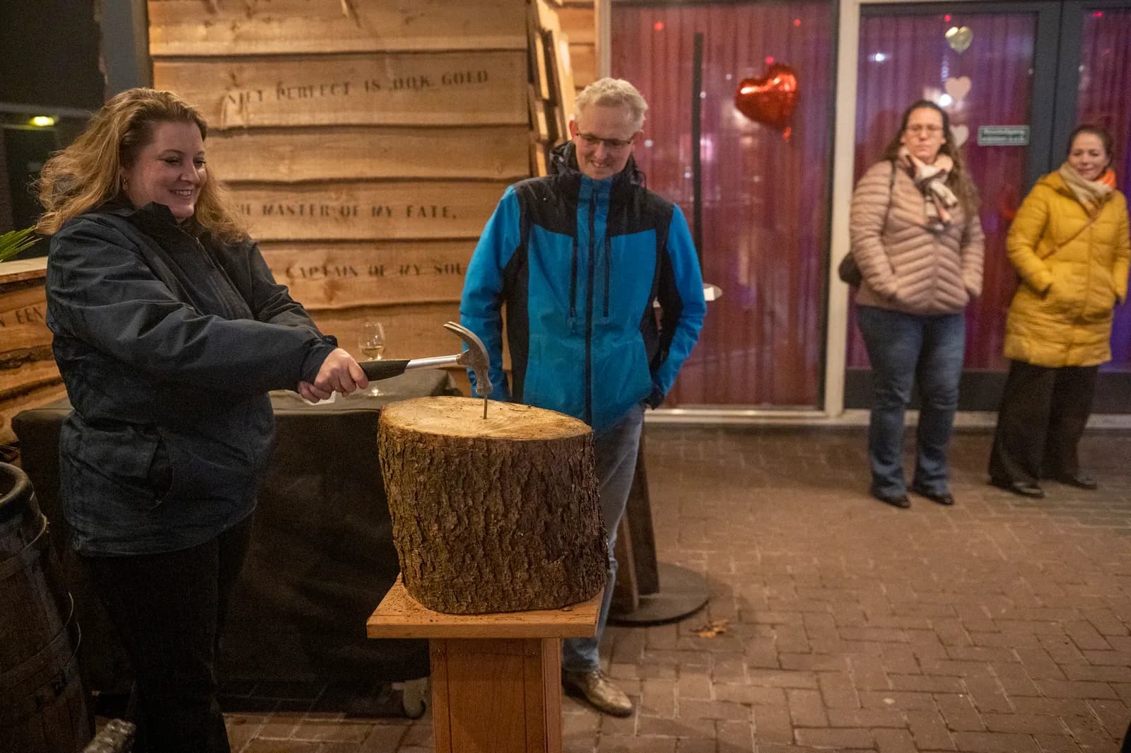 Teams spelen een spel op het terras aan de Brink