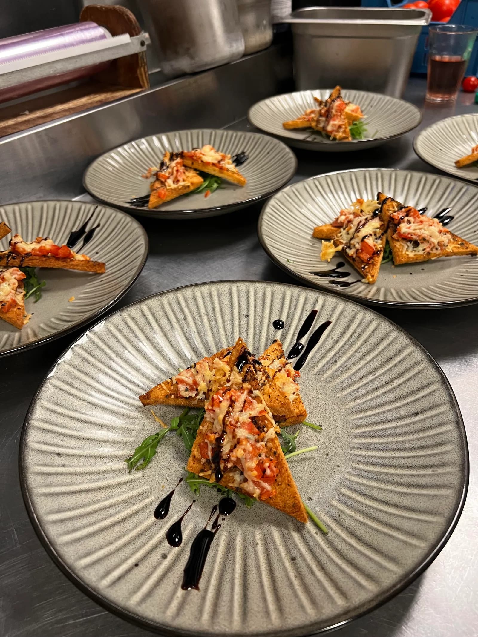 Opgemaakte borden met bruschetta klaar voor de high wine