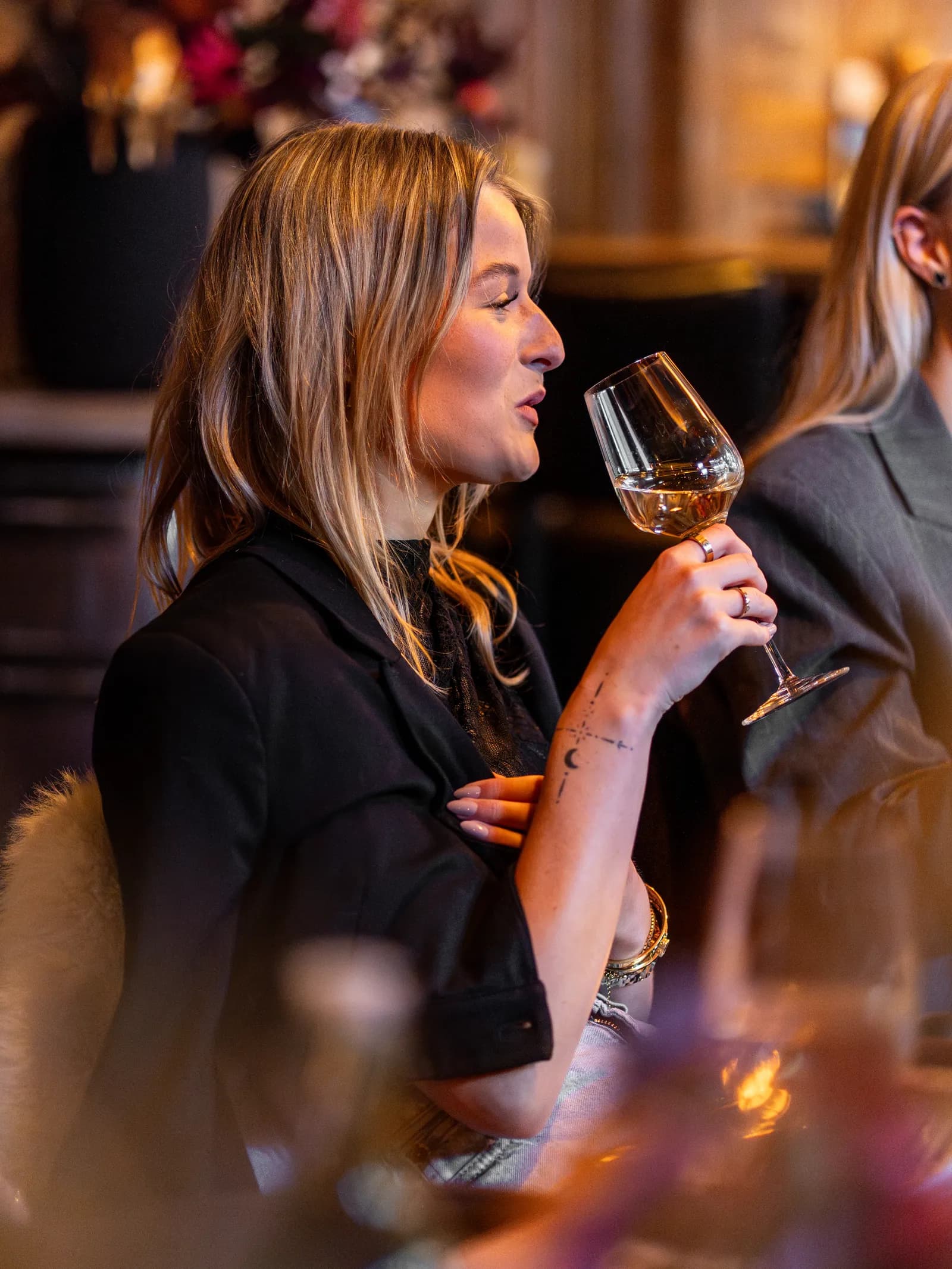 Gast proeft een glas witte wijn in de gastrobar in Roden