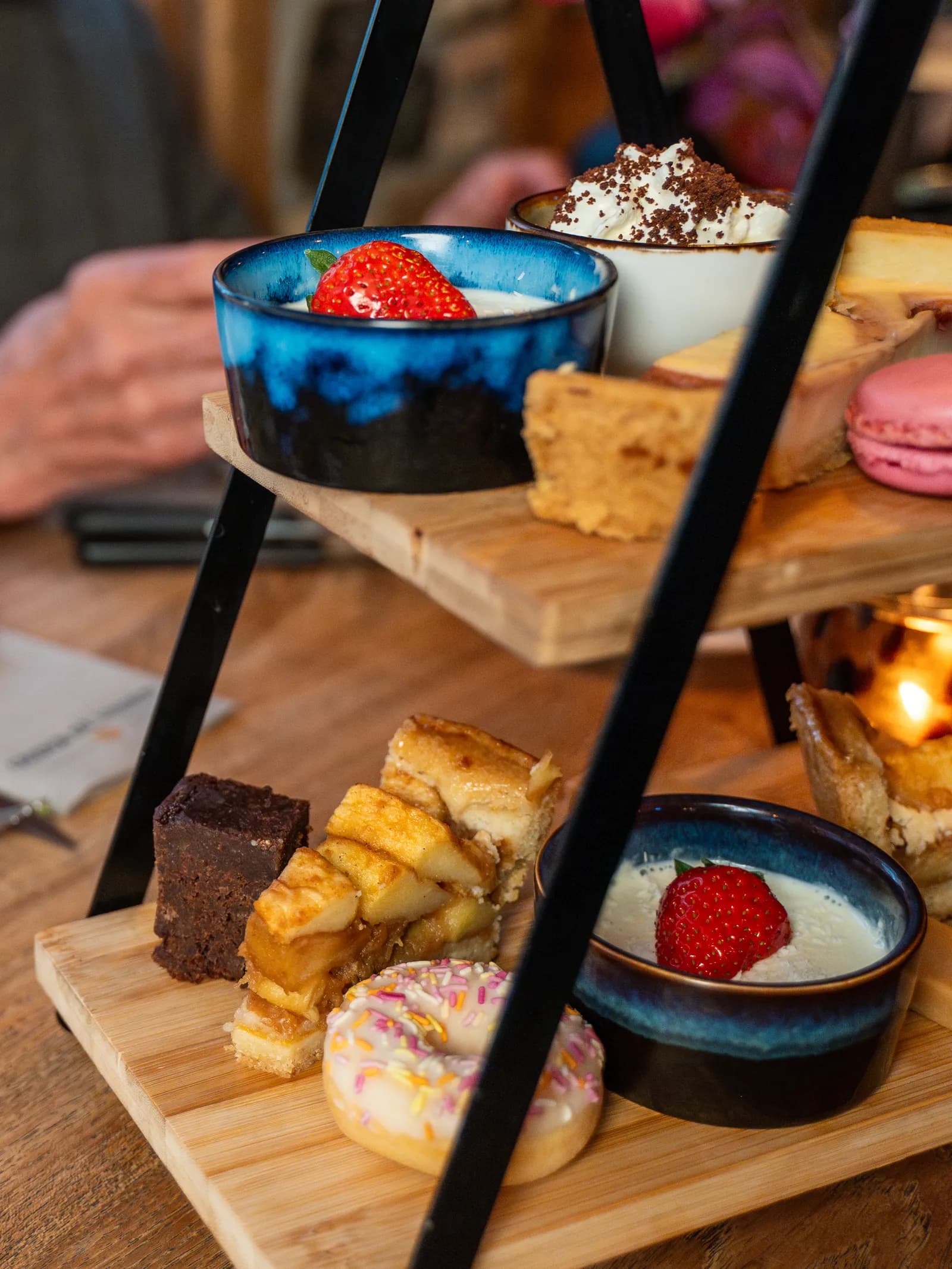 High-tea etagère met zoet: donut, brownie en panna cotta