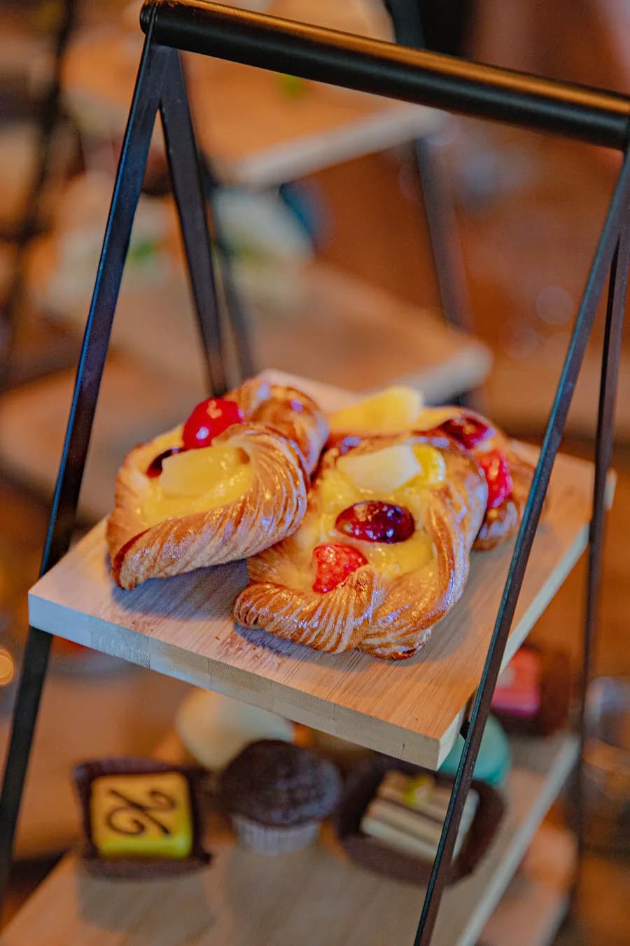 Fruitgebakjes op het bovenste plankje van de etagère