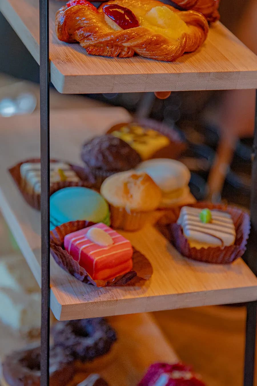 Kleurige petitfours en macarons op de etagère