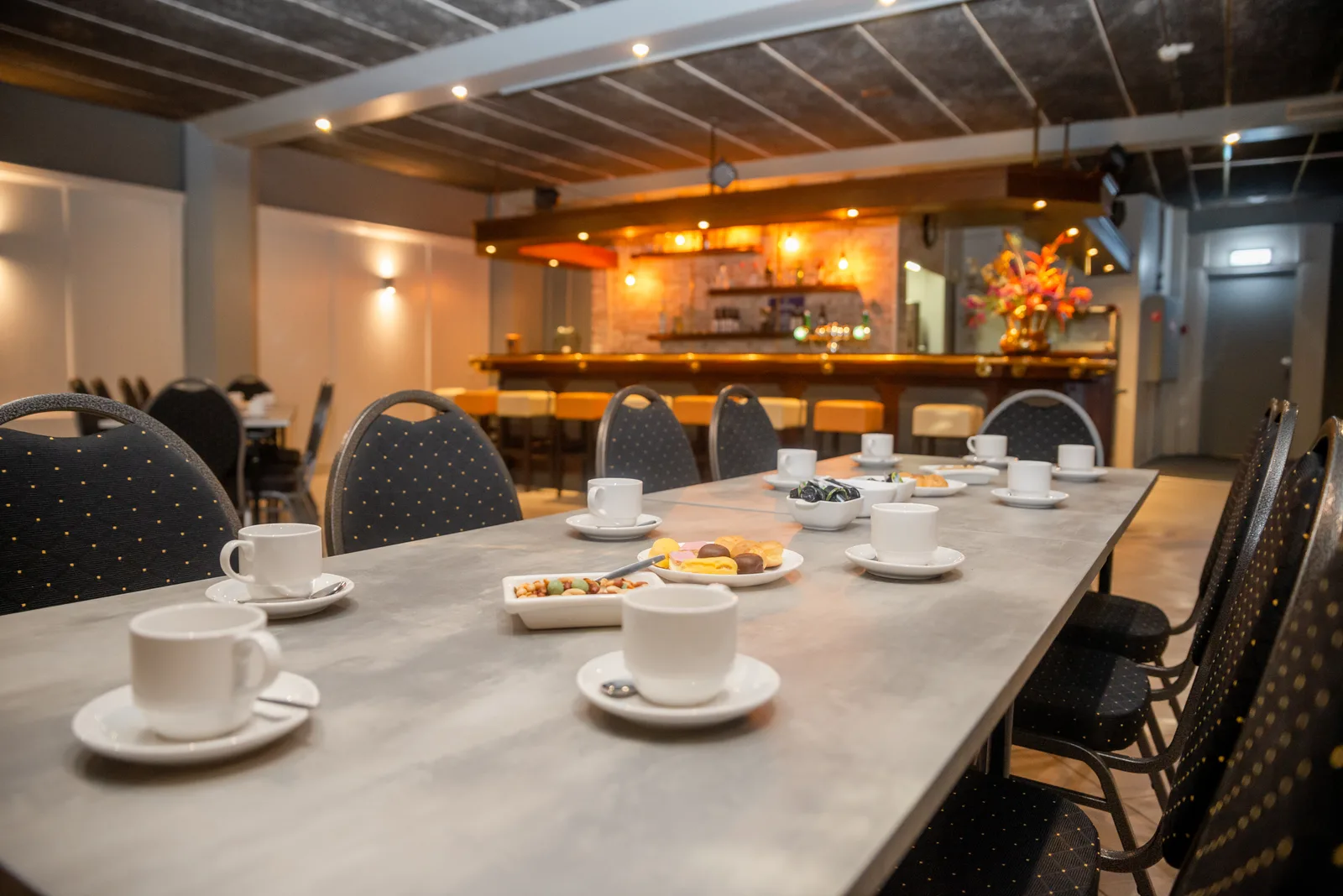 Gedekte koffietafel in De Linden met de eigen bar op de achtergrond