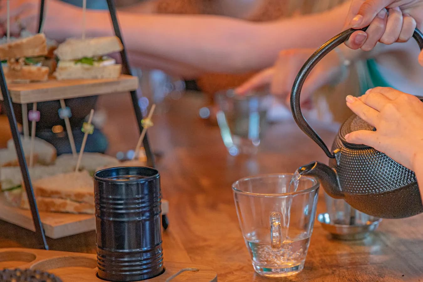 Thee schenken naast de etagère in de gastrobar in Roden
