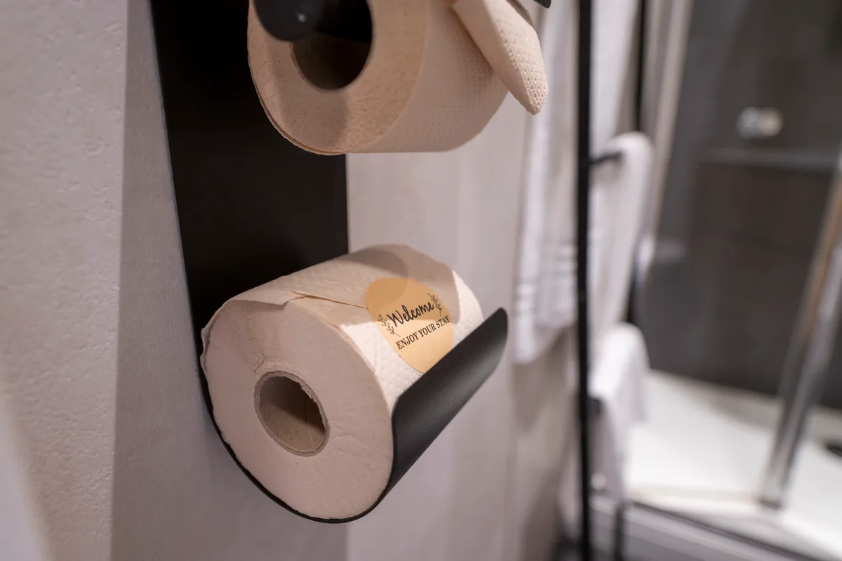 Toiletrol met een welkomststicker in de badkamer van de kamer