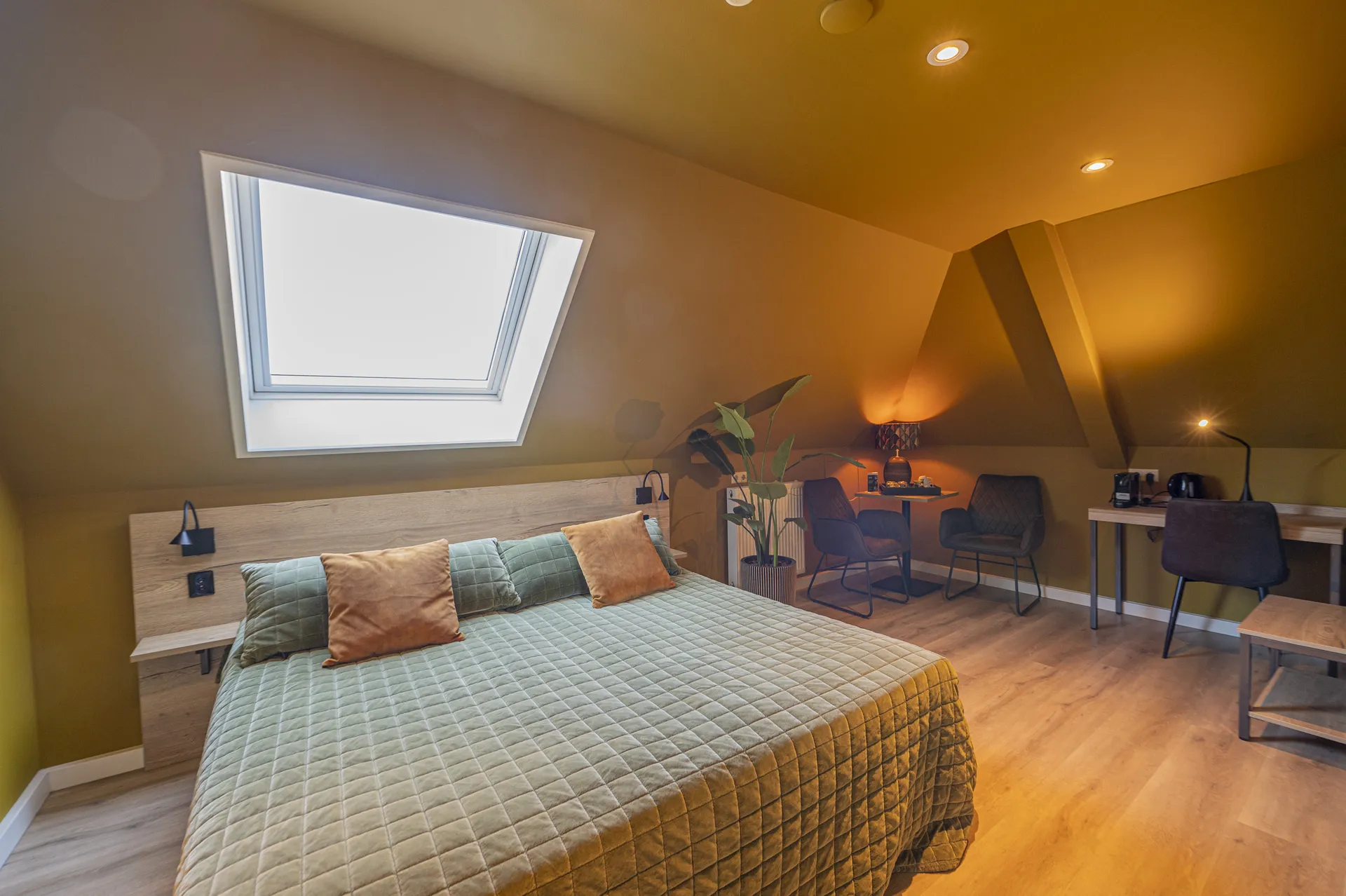 Hotelkamer met daglicht door het dakraam