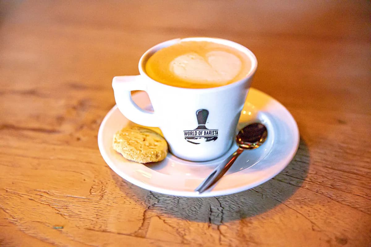 Kop koffie met een koekje