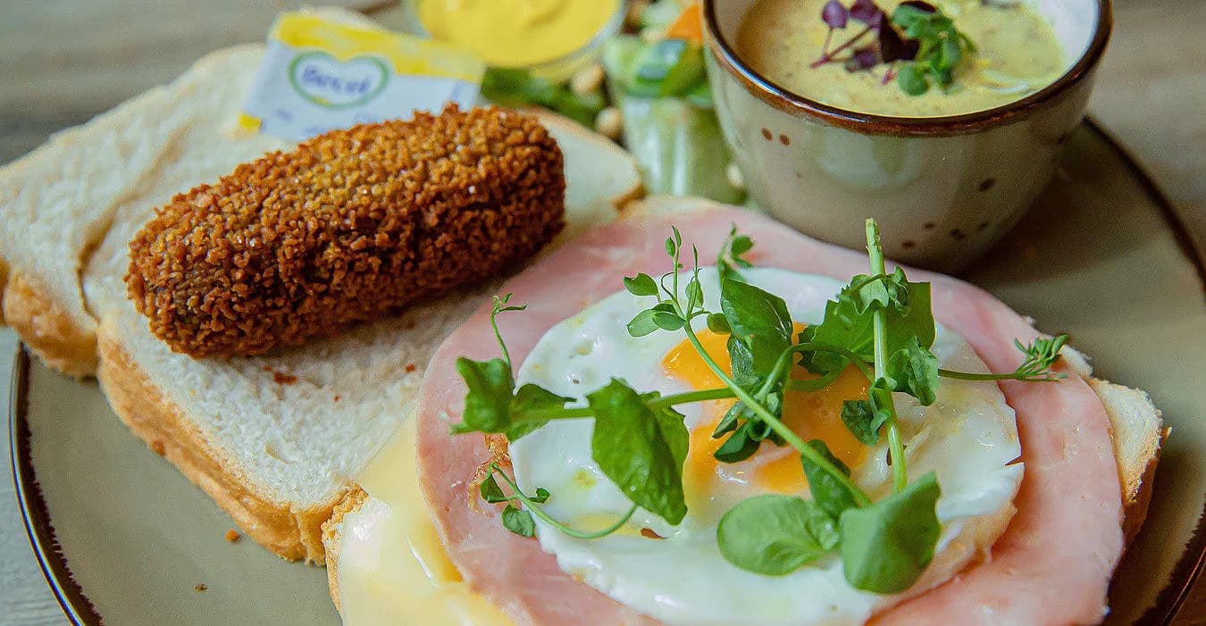 Broodje kroket en een uitsmijter met soep