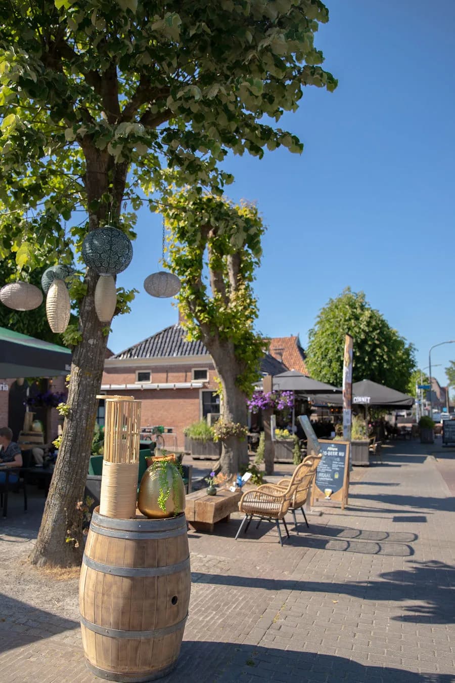 Wijnvat op het terras aan de dorpsstraat, met terrassen verderop