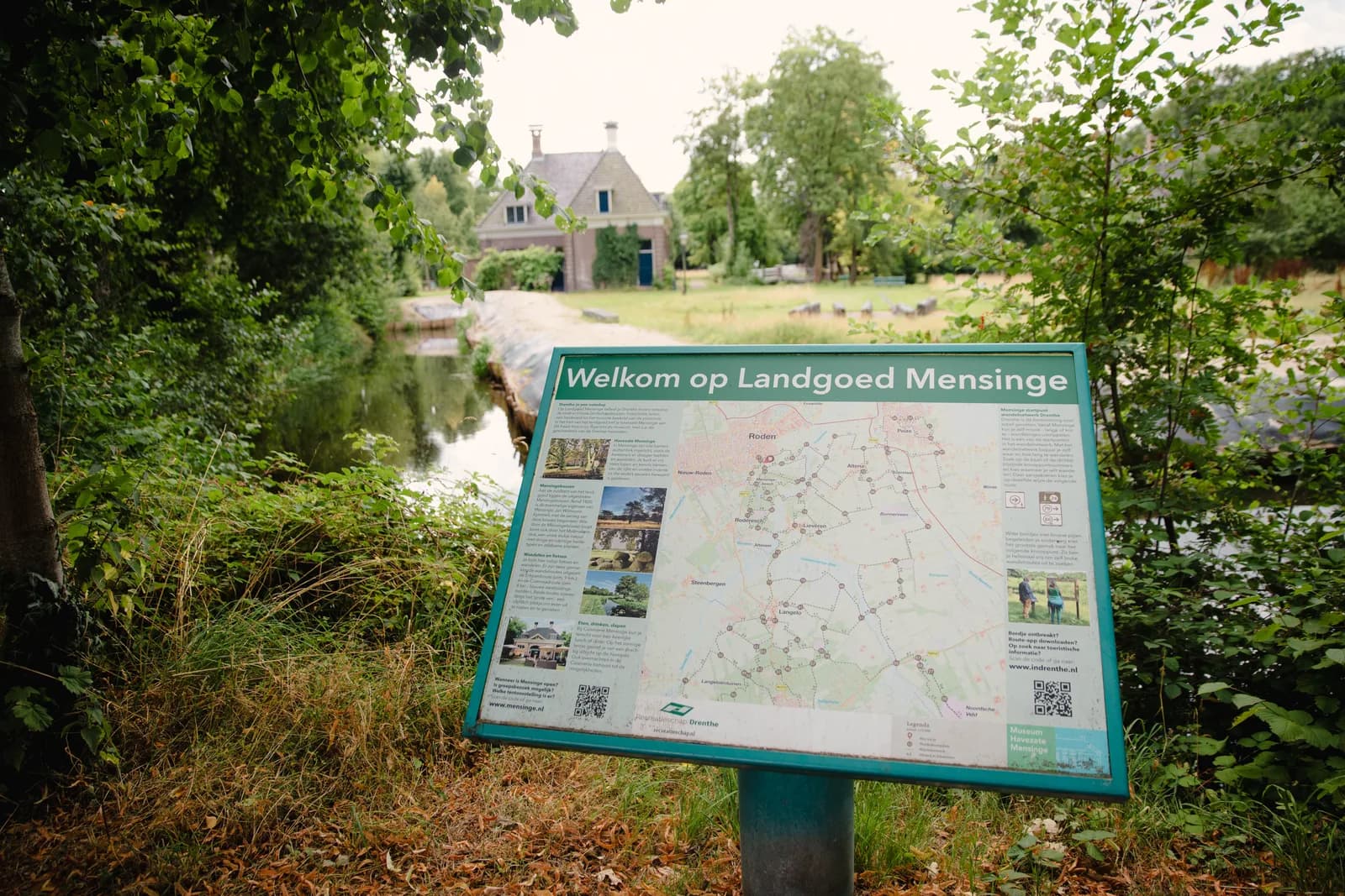 Informatiebord Welkom op Landgoed Mensinge met een plattegrond van het routenetwerk rond Roden