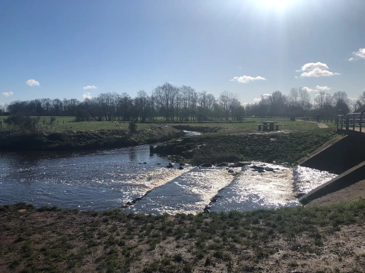 Vistrap in de beek bij Roden, met een picknicktafel aan de oever