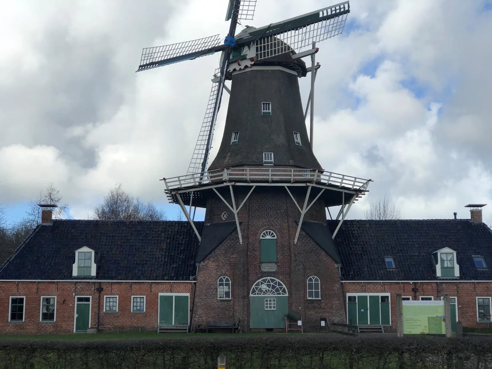 Korenmolen Woldzicht in Roderwolde boven de aangebouwde woonhuizen