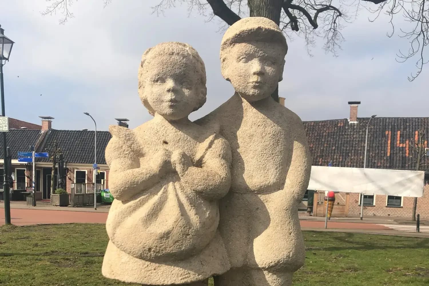 Het stenen beeld van Ot en Sien op het plein in Roden