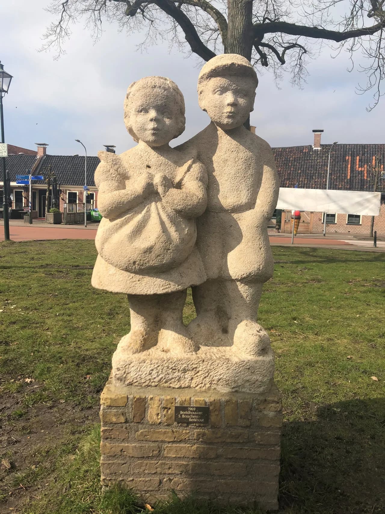 Het stenen beeld van Ot en Sien op het plein in Roden