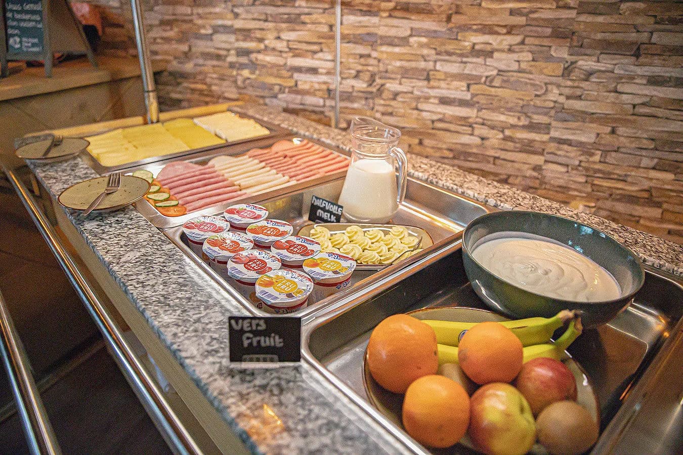 Buffet met vleeswaren, kaas en vers fruit