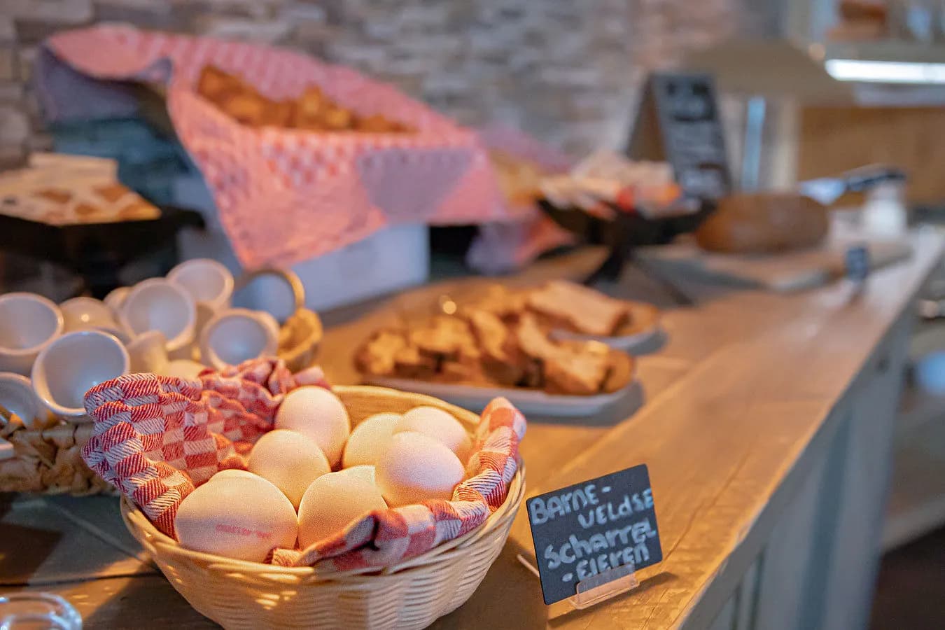 Mandje met scharreleieren op het buffet