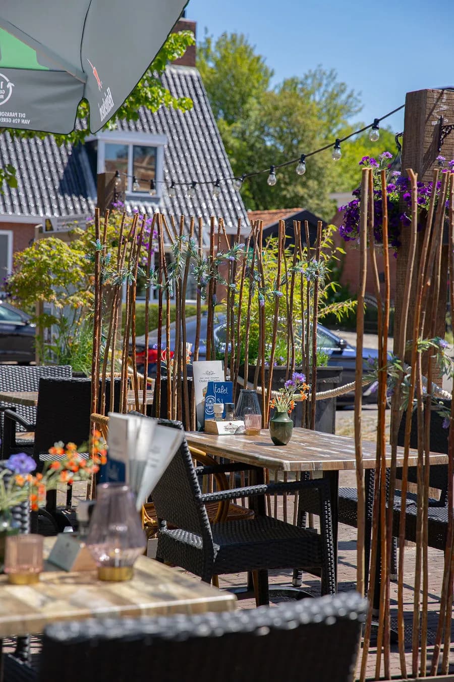 Terras met lichtsnoer en dorpshuizen op de achtergrond