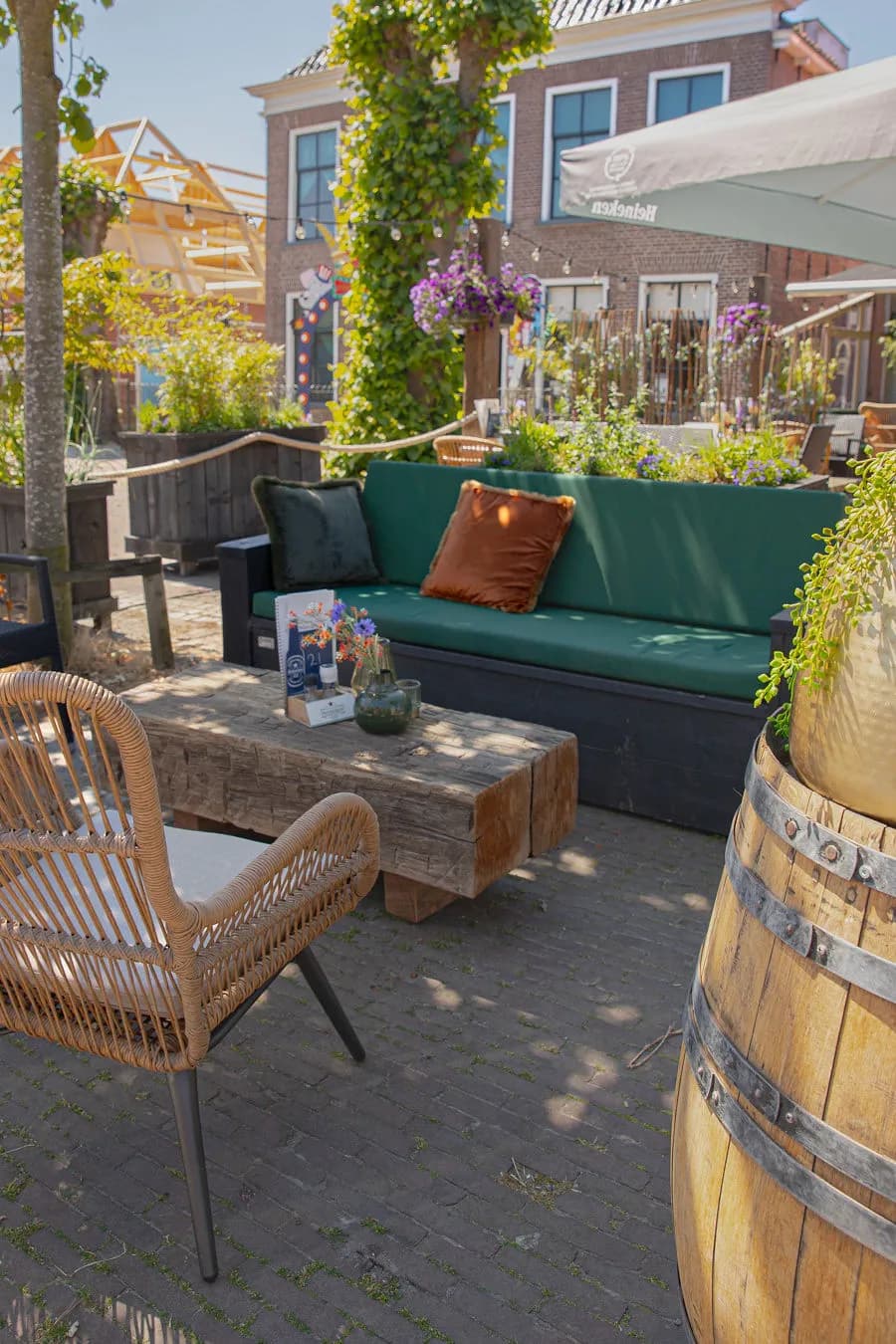 Loungehoek met wijnvat op het terras