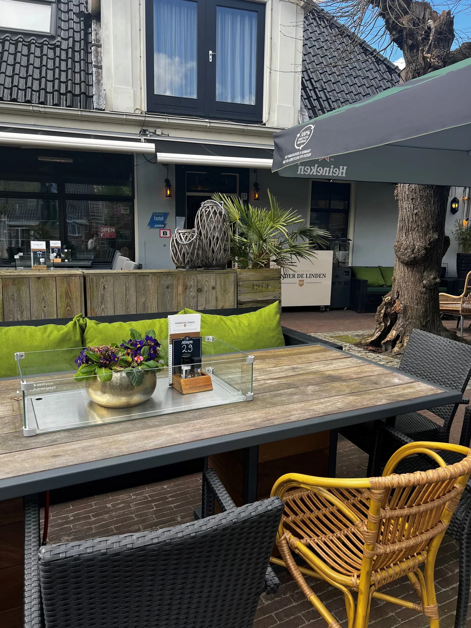 Stamtafel met vuurtafel op het terras