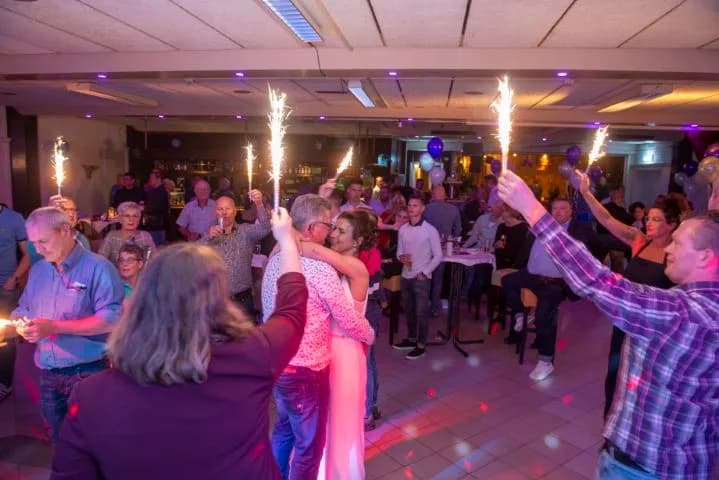 Gasten dansen omringd door sterretjes op de dansvloer