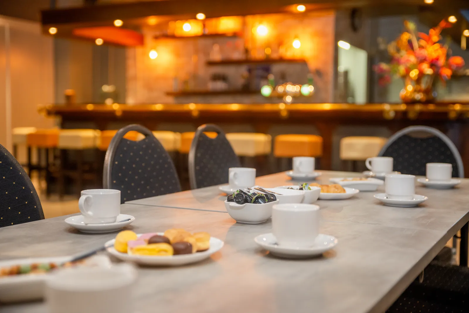 Koffietafel met kopjes en gebak in de zaal