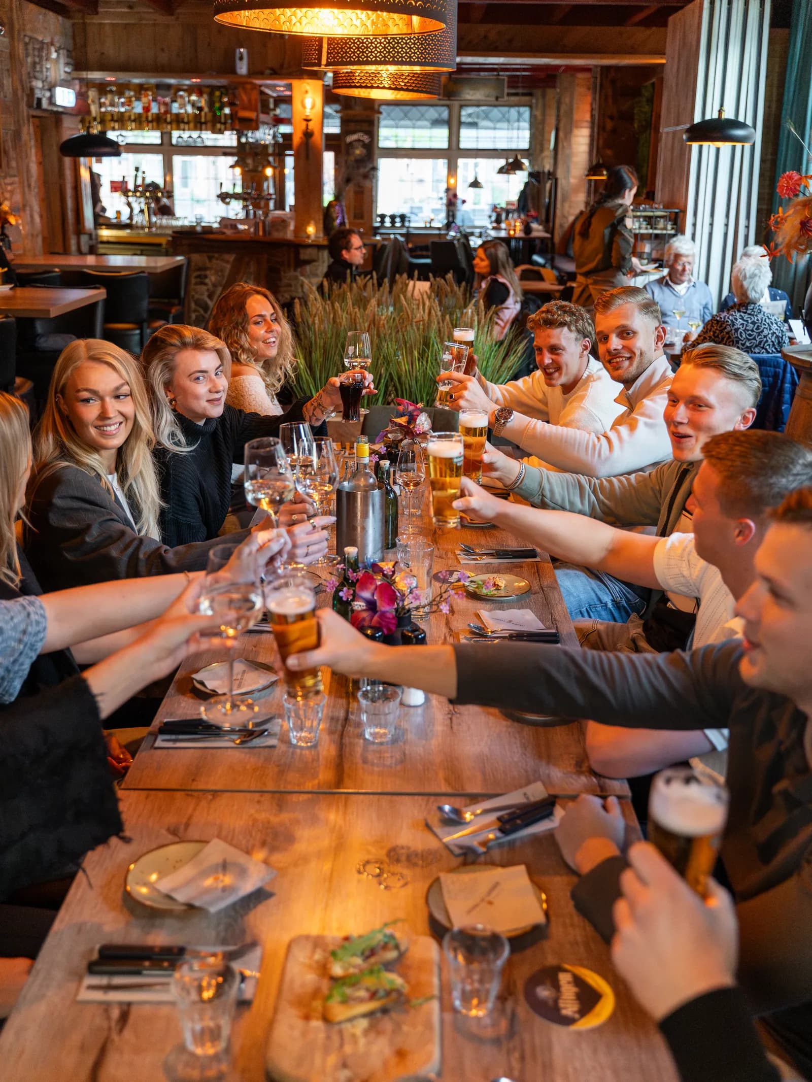 Groep proost na afloop van een zakelijke dag aan de Brink
