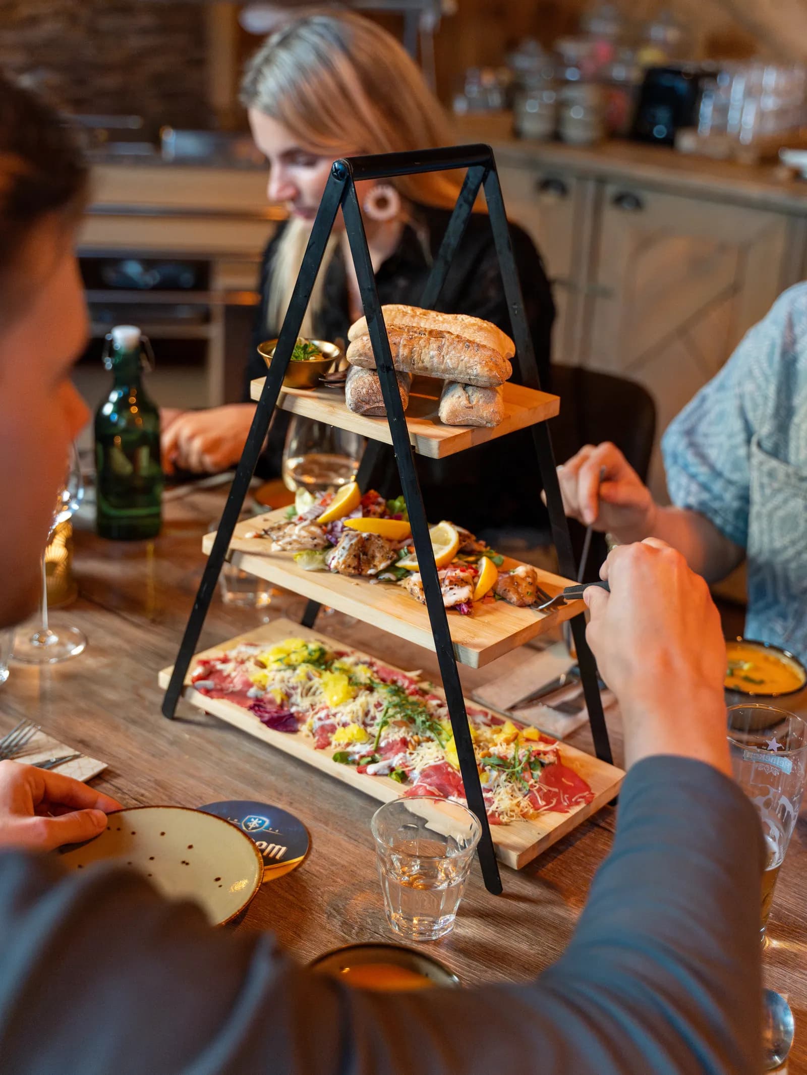 Etagère met hapjes wordt geserveerd aan de overlegtafel