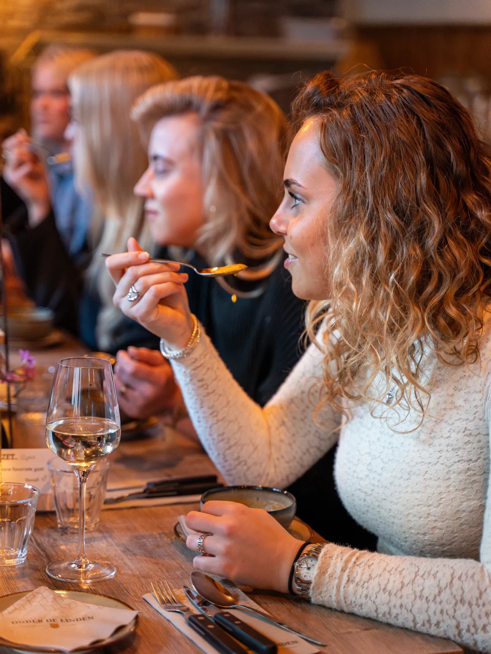 Samen lunchen aan een lange tafel