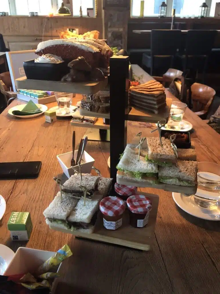 Etagere gevuld met eten bij het hotel in drenthe