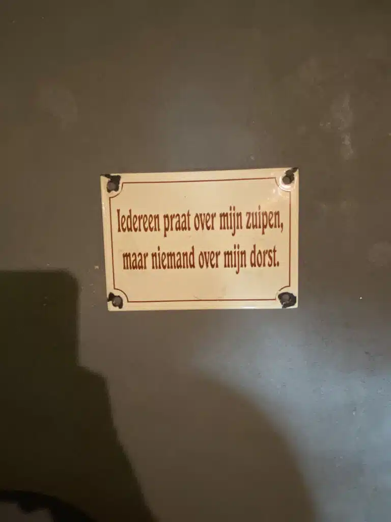 Bord 'Iedereen praat over mijn zuipen'