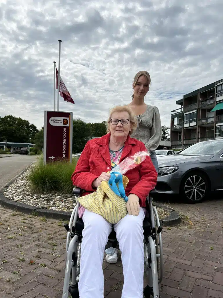 Medewerkers Onder de Linden naar de markt met bewoners Noorderkroon