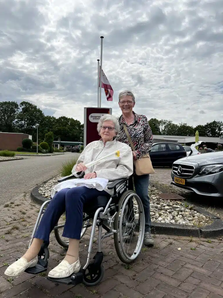 Medewerkers Onder de Linden naar de markt met bewoners Noorderkroon