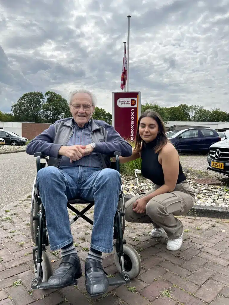 Medewerkers Onder de Linden naar de markt met bewoners Noorderkroon