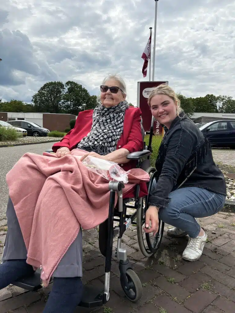 Medewerkers Onder de Linden naar de markt met bewoners Noorderkroon