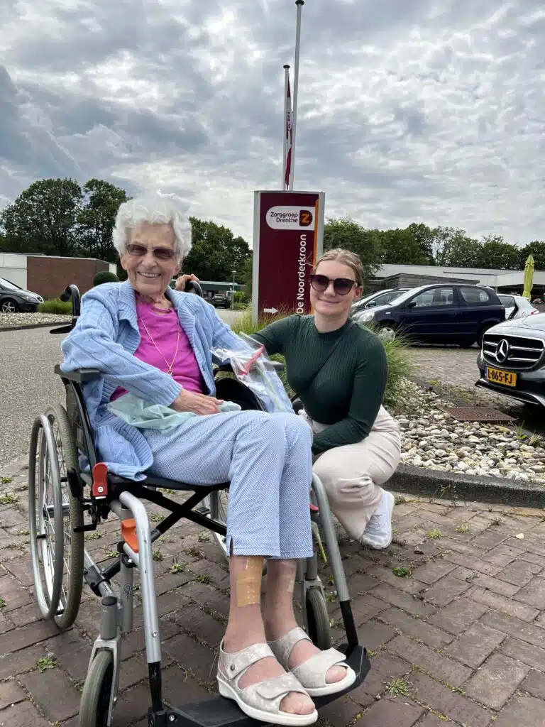 Medewerkers Onder de Linden naar de markt met bewoners Noorderkroon