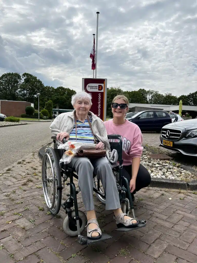 Medewerkers Onder de Linden naar de markt met bewoners Noorderkroon