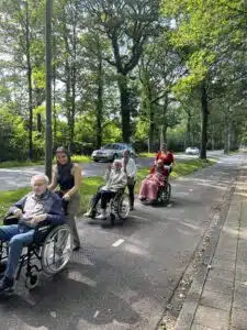 Medewerkers Onder de Linden naar de markt met bewoners Noorderkroon